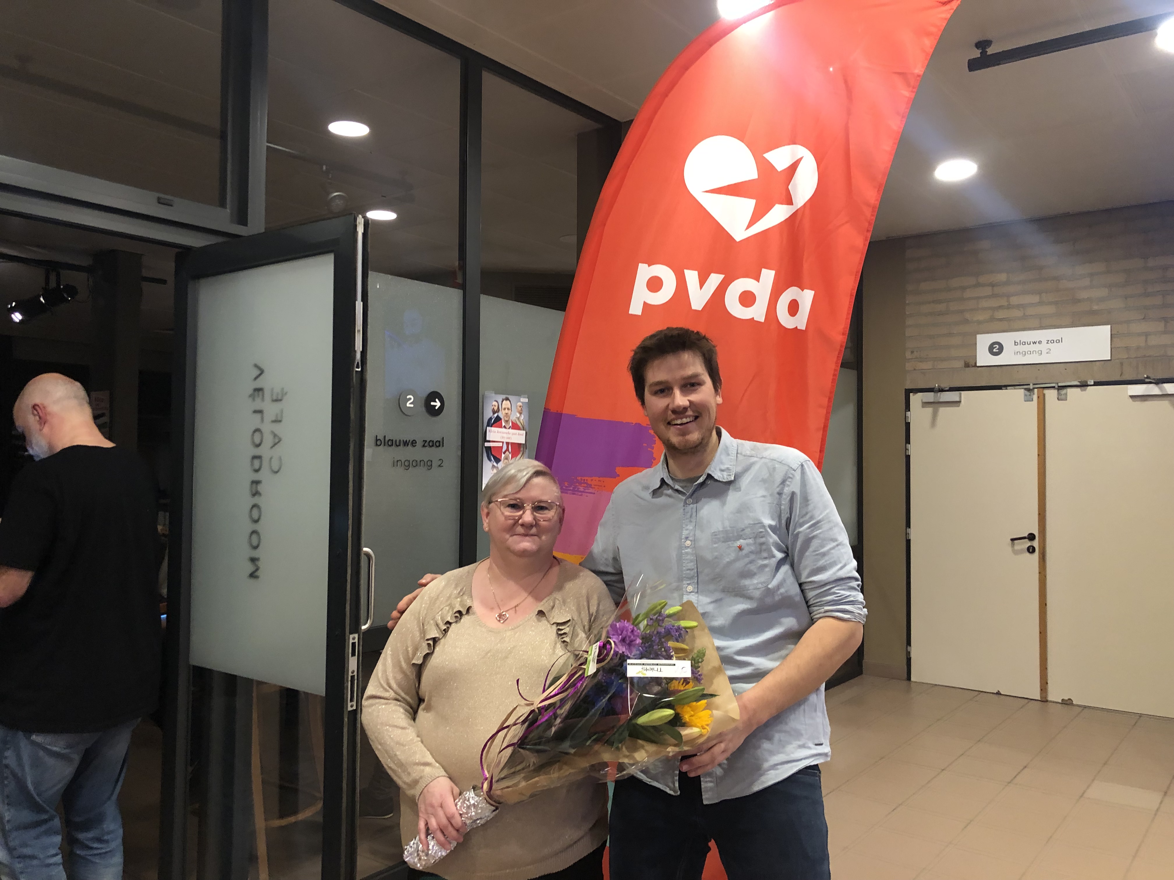 PVDA Heist houdt nieuwjaarsreceptie en zet personeelsleden van welzijnsvereniging De Zilveren Zwaan in de bloemetjes.